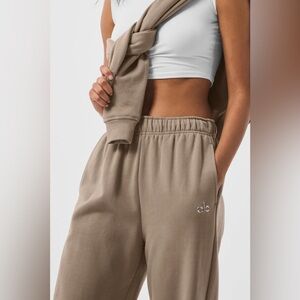 NWT Alo Yoga Accolade Straight Leg Gravel Sweatpant Wmns Sz S Khaki Tan Wide